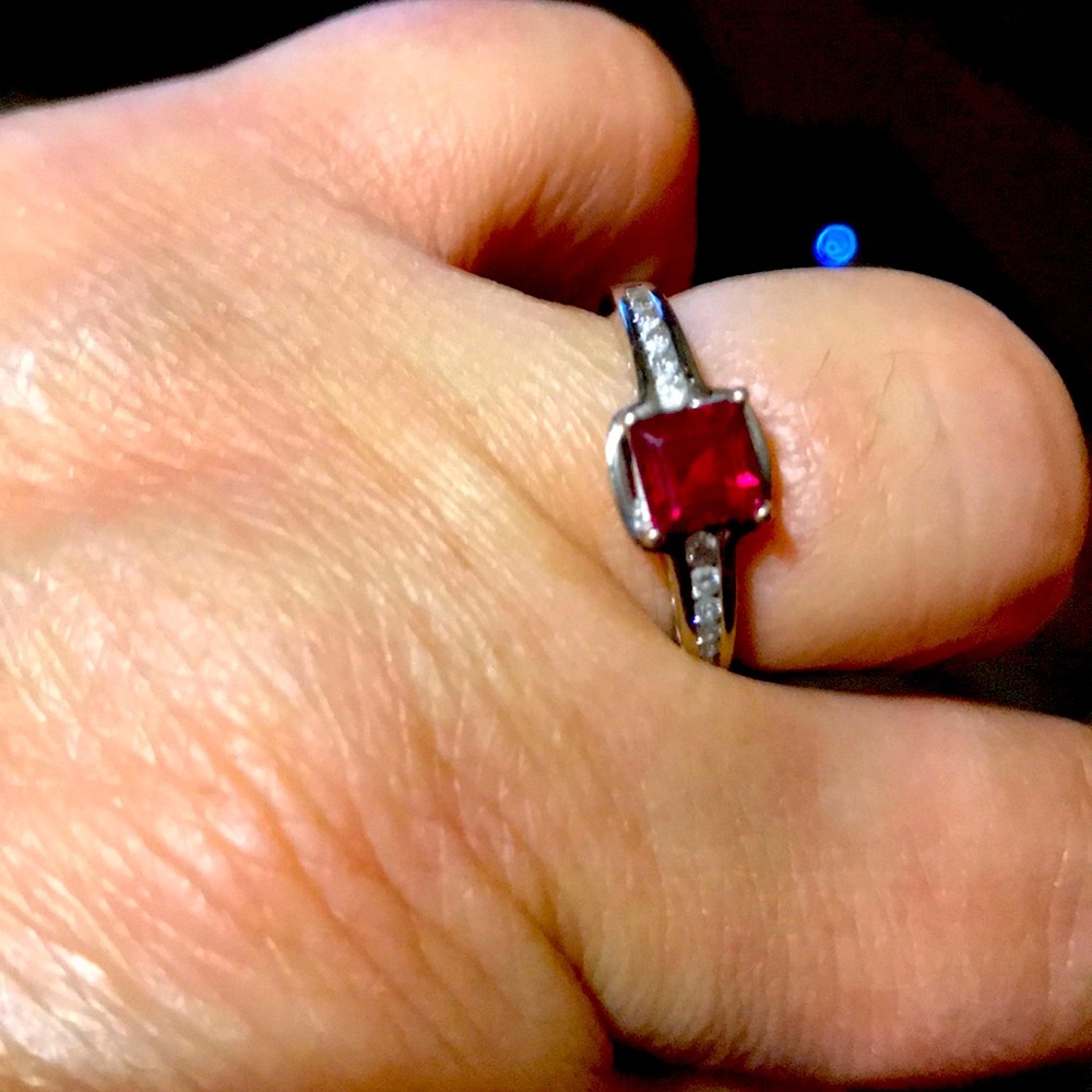 Beautiful vintage ruby set in white gold and diamond ring